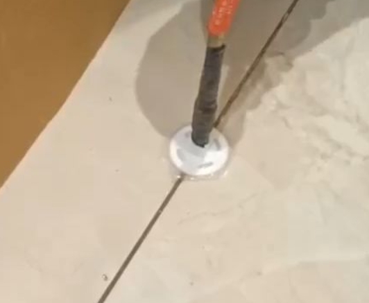 带岭瓷砖空鼓维修公司专业解答瓷砖在铺贴过程中，如果没有涂抹均匀到位的粘结材料（如水泥砂浆或瓷砖胶），可能会导致以下问题